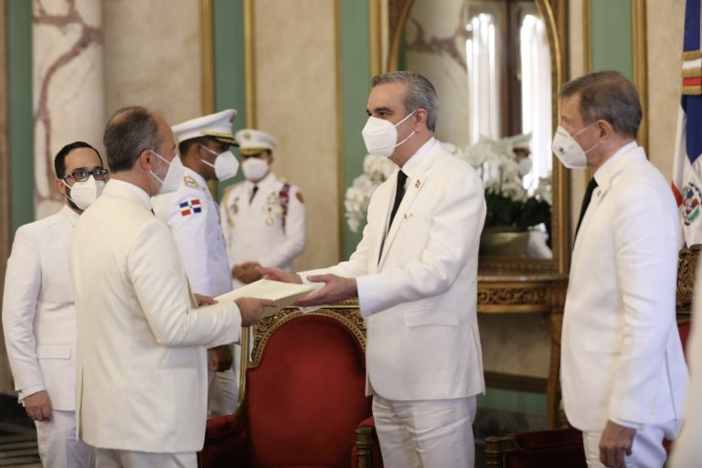 Presidente Luis Abinader recibe cartas credenciales de seis nuevos embajadores 