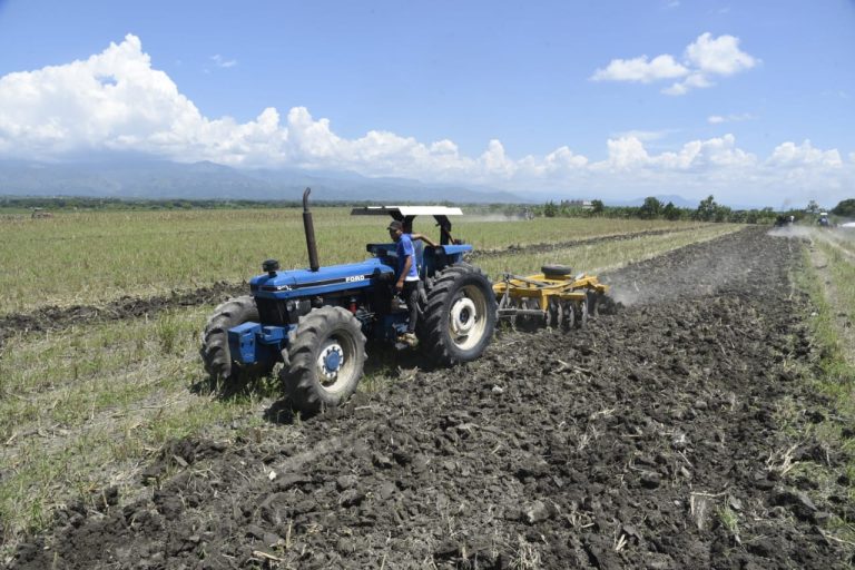Programa arado gratuito representa ahorro de 450 millones para agricultores