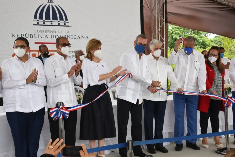 Presidente Abinader inaugura un puente en Cambita y un liceo secundario en Najayo Arriba