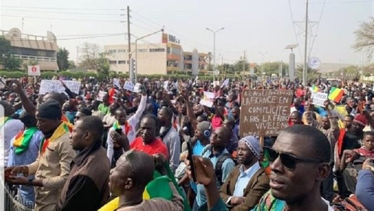 Activistas protestan contra construcción de un oleoducto francés en África