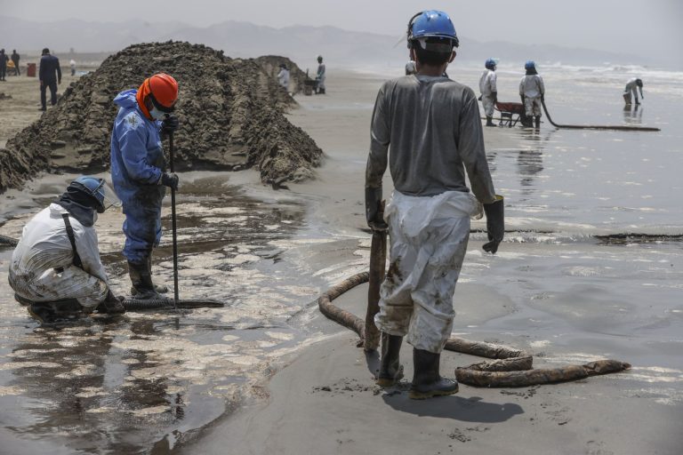 Fiscalía investiga un derrame de petróleo en un pozo del norte de Perú