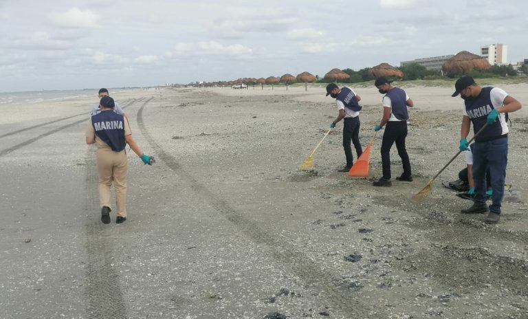 Reportan grumos de hidrocarburo en costas de Ciudad del Carmen en México