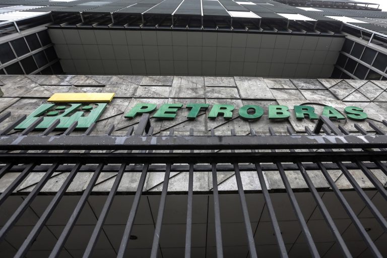 Grupo ruso Acron compra planta de fertilizantes de Petrobras en Brasil