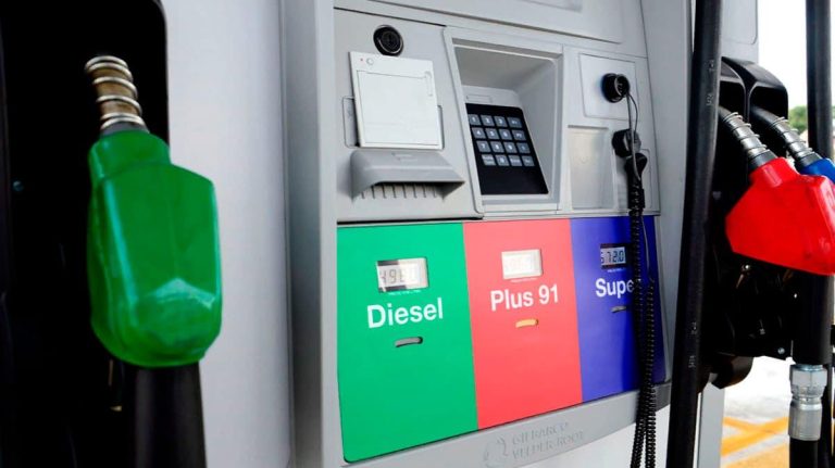 Gobierno congela precios de los combustibles