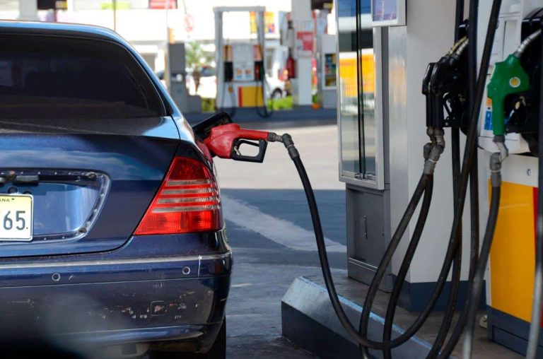 Combustibles seguirán subiendo: petróleo de Texas se dispara un 8 % y cierra en US$103.41