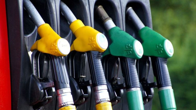 Uruguay sube precio de combustibles ante la “volatilidad” del petróleo