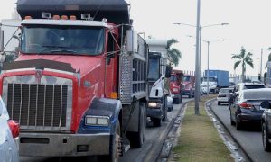 Vehículos pesados transitan por la avenida George Washington, una de las principales vías del Distrito Nacional.