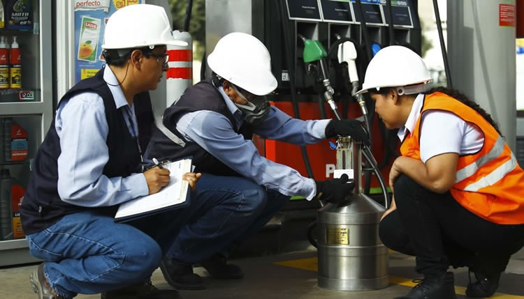 Un equipo tecnico verifica la calidad del combustible.