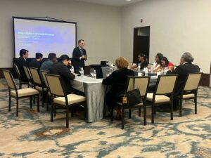 El economista Miguel Collado Di Franco junto a periodistas del área económica.