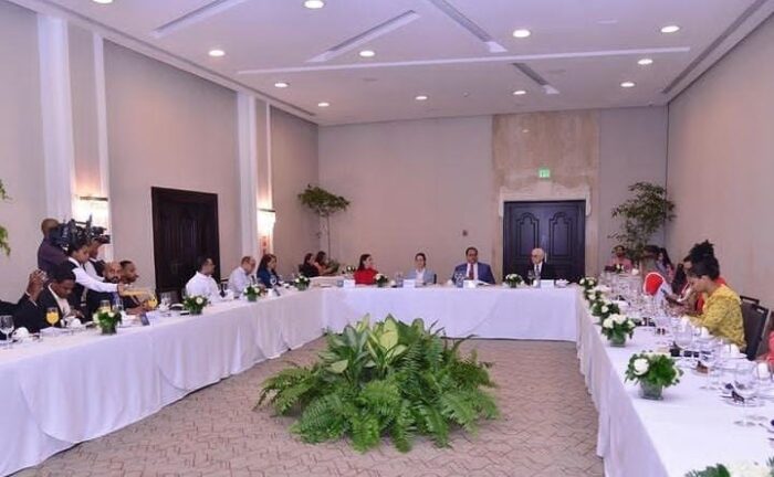 Autoridades del sector eléctrico junto a profesionales del periodismo.