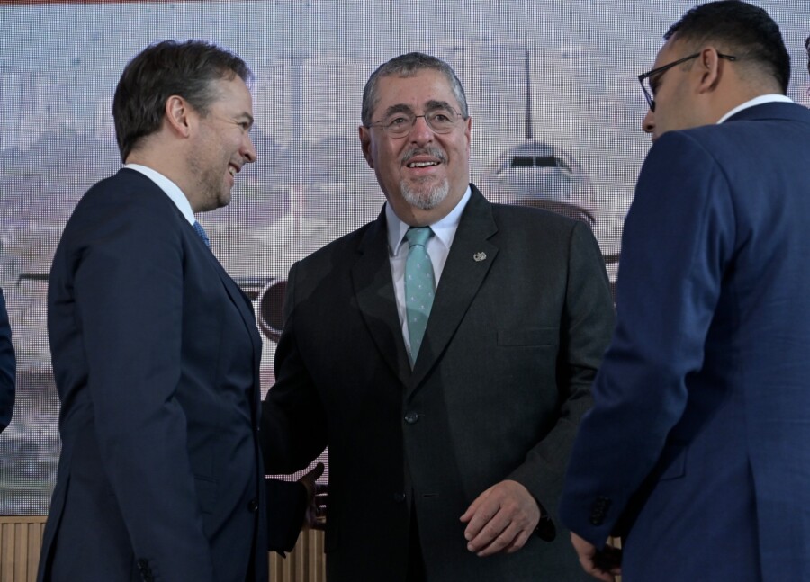 En el centro, el presidente de Guatemala, Bernardo Arévalo, durante el anuncio de modernización de Aeropuerto La Aurora con formato de inversión de alianza público-privada.