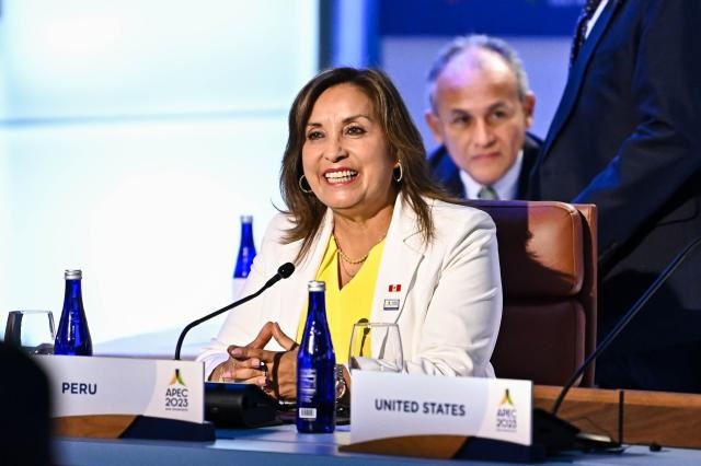 Presidenta de Perú, Dina Boluarte en cumbre APEC dice su país representan una gran oportunidad para inversión en enerrgías renovables.