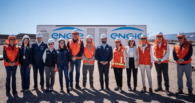 En el centro el presidente de Chile, Gabriel Boric en la inauguración de una planta fotovoltaica. 