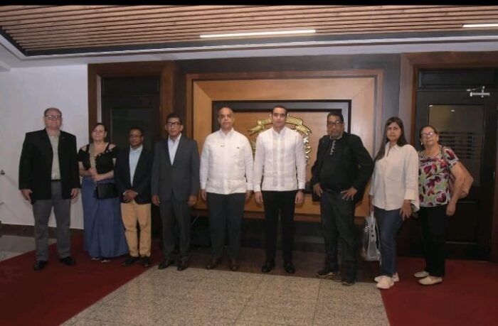 En el centro, viceminsitros de cancillería dominicana reciben a diplomáticos dominicanos procedentes de Venezuela.