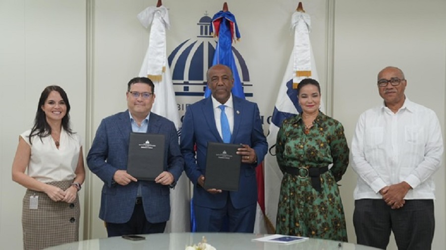 Joanna Bonelly, asesora de Aduanas, Eduardo Sanz Lovatón, director de Aduanas, y Antonio Almonte, ministro de Energía y Minas, Matilde Balcácer, directora Jurídica del MEM, y Miguel Díaz, viceministro de Minas