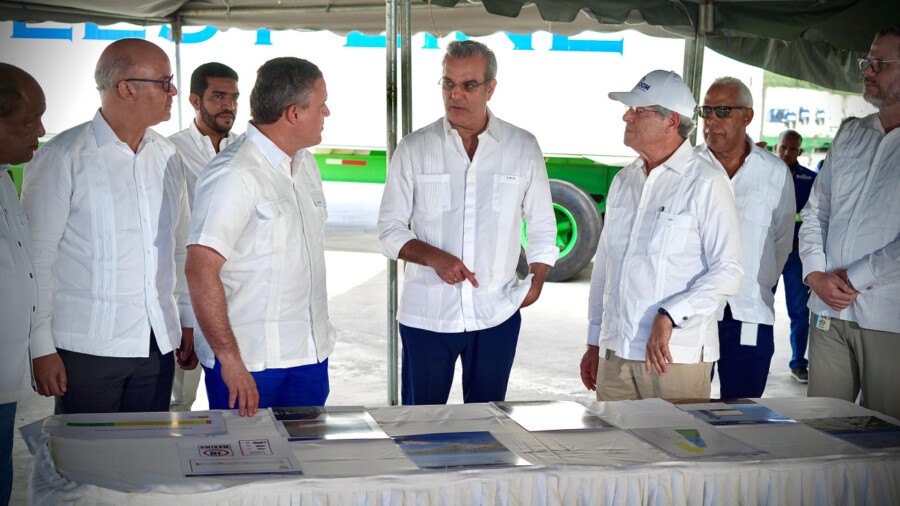 El presidente Abinader al momento de inaugurar el muelle auxiliar y deja iniciados trabajos para proyectos energéticos, en Manzanillo, Montecristi. 