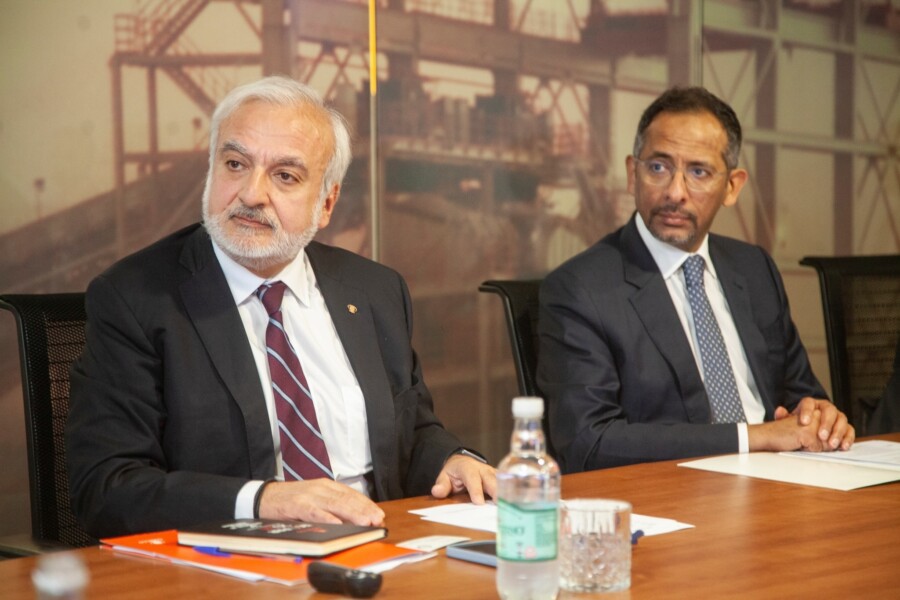 El ministro de Industria y Recursos Minerales, Bandar Ibrahim Alkhorayef, junto al presidente ejecutivo de Codelco, Rubén Alvarado. (Fuente: Codelco).