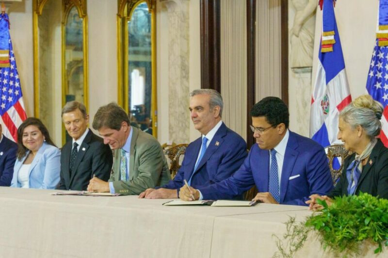 Momento en que el ministro de Turismo, David Collado y el el subsecretario de Estado para el Crecimiento Económico, Energía y Medio Ambiente de EE.UU., José W. Fernández firman el acuerdo de cielos abiertos, con la presencia del presidente Luis Abinader en el Palacio Nacional.