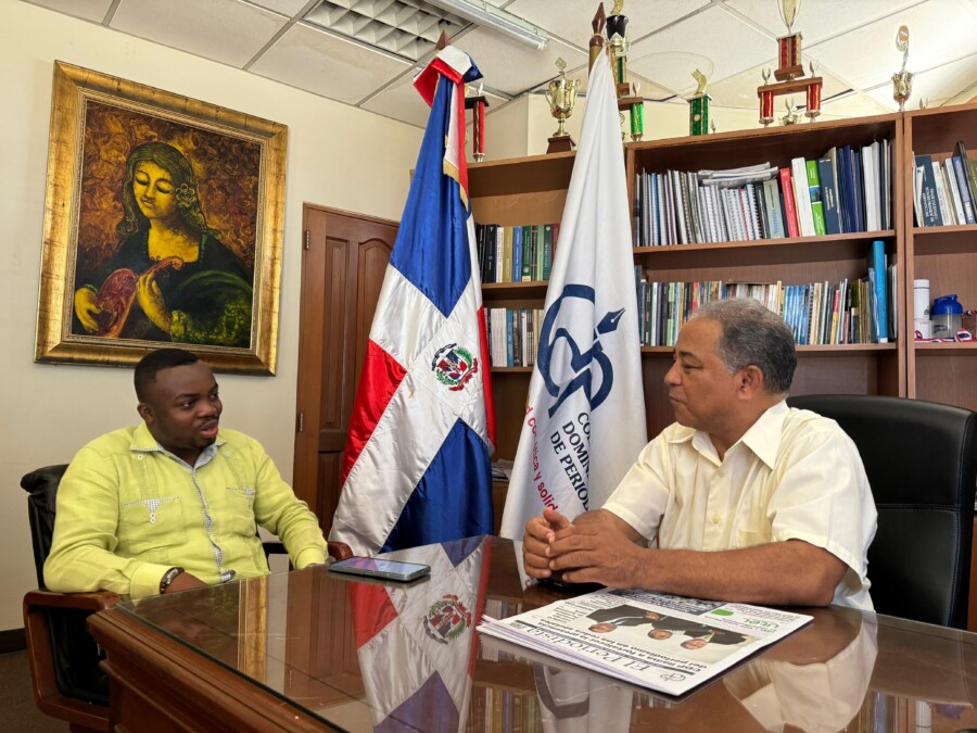Momento en que el coordinador de EH+ entrevista al presidente del Colegio Dominicano de Periodista, Aurelio Henríquez. 