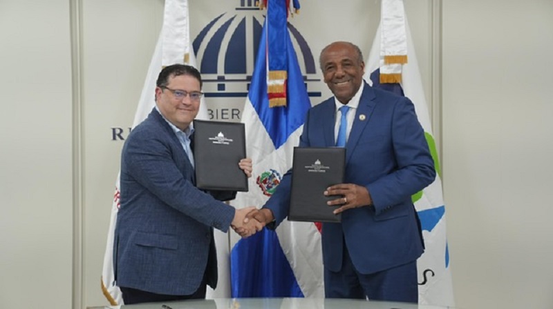 Los titulares de Aduanas y Energía y Minas durante firma de convenio. 