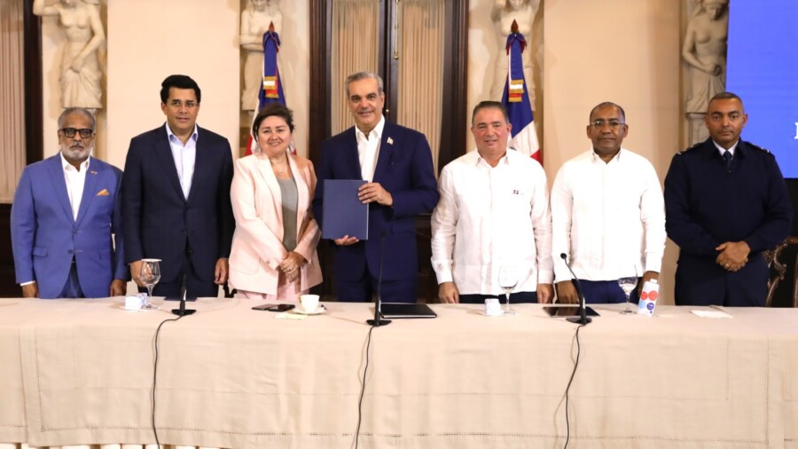 En el centro, el presidente Luis Abinader al recibir certificación junjo a funcionarios en el Palacio Nacional.
