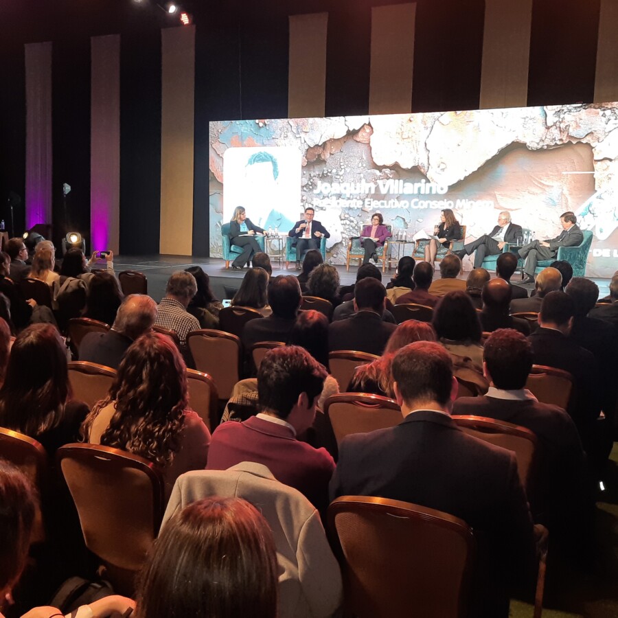 Panelistas durante seminario de minería.