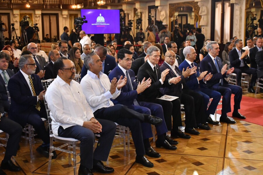 De izquierda a derecha, Antoliano Peralta, consultor jurídico del Poder Ejecutivo; Joel Santos, ministro de la Presidencia; David Collado, ministro de Turismo; Roberto Álvarez, ministro de Relaciones Exteriores; Alfredo Pacheco, presidente de la Cámara de Diputados; Ricardo de los Santos, presidente del Senado y el presidente Luis Abinader durante acto de firma de acuerdo de cielos abiertos en República Dominicana y Estados Unidos. 