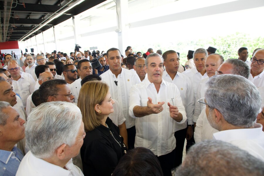 El presidente Luis Abinader habla durante recorrido y prueba del Monorriel de Santiago. 
