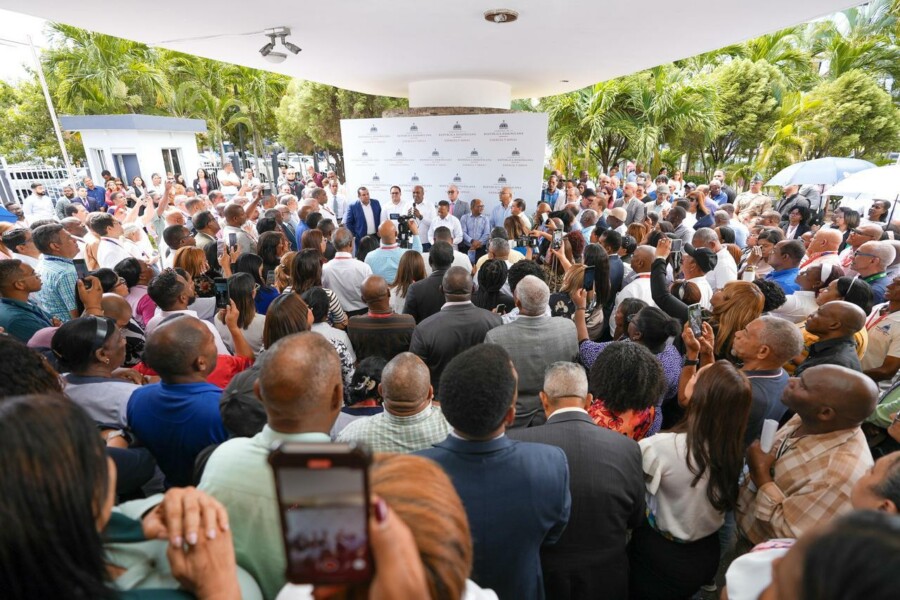 Colaboradores al momento dedespedir a Almonte en la explanada del MEM acompañado de otros funcionarios del sector como Andrés Astacio, superintendente de Electricidad; Edward Veras, director de la Comisión Nacional de Energía y Martín Robles, administrador general de la Empresa de Transmisión Eléctrica Dominicana (ETED). 