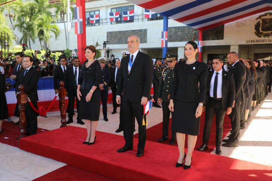 En el centro el presidente Abinader acompañado de la vicepresidenta, Raquel Peña y la primera dama, Raquel Arbaje. 