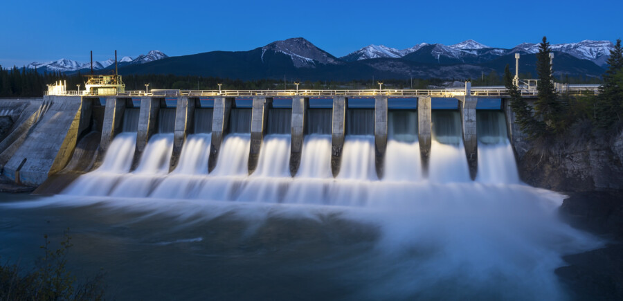 En los embalses de las presas se estila la construcción de hidroeléctricas con la finalidad de obtención de energía limpia.