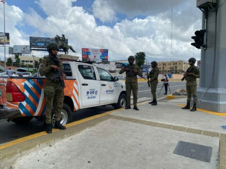 Choferes apoyan medida de colocar militares en semáforos tras caos vial en el Distrito Nacional