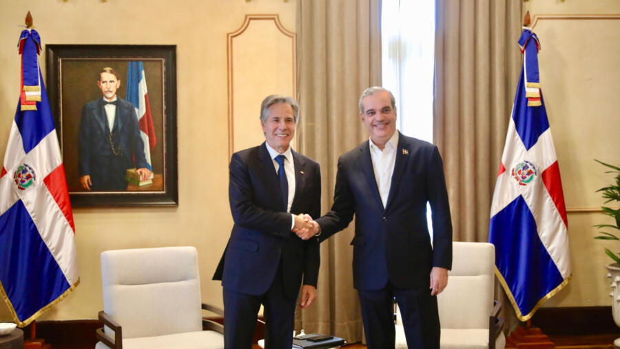 El presidente Luis Abinader recibió este viernes en visita oficial en el Palacio Nacional, sede del Gobierno de la República Dominicana, al secretario de Estado de Estados Unidos, Antony J. Blinken.