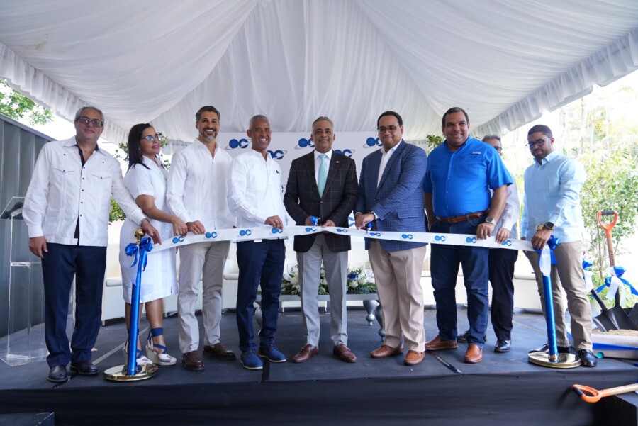 Santos Echavarría, junto a líderes del sector, durante corte de cinta. 