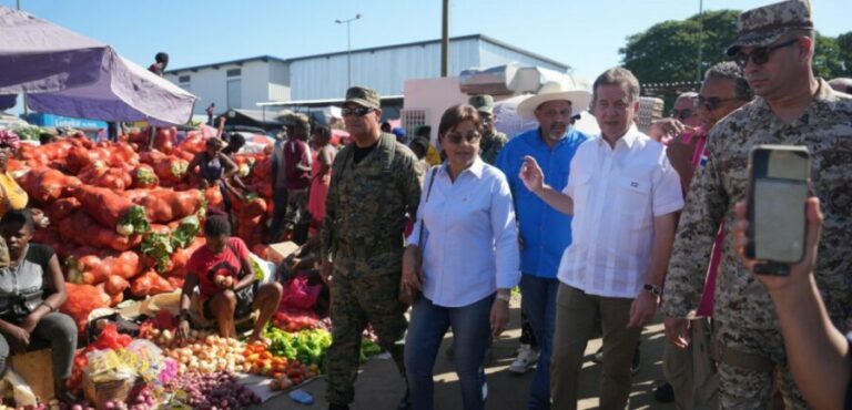 Ito Bisonó recorre el mercado binacional de Dajabón y aborda posibilidad de abrir puente con Juana Méndez