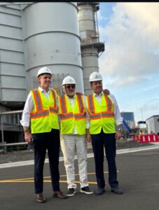 El ministro de Industria y Comercio junto a ejecutivos de la generadora Gatún.