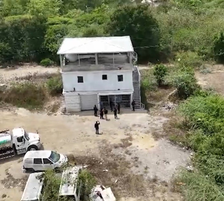 El tanque de combustible se encontraba en el primer nivel de la casa. el tanque de combustible se encontraba en el primer nivel de la casa.