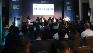 Panelista durante el conversatorio de Almacenamiento de energía: baterías para una red eléctrica estable y resiliente.