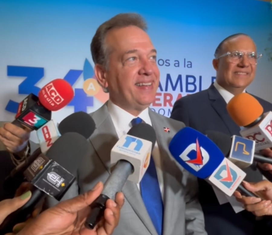 El ministro de Industria, Comercio y Mipymes, Víctor -Ito- Bisonó, ofrece declaraciones a la prensa tras su participación en el Primer Encuentro Empresarial de Evaluación de la Conformidad, Acreditación, Industria y Gobierno, celebrado en Santo Domingo.