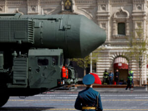 Militares rusos escoltan un camión con misiles nucleares tras el anuncio del fin de la moratoria sobre su despliegue.