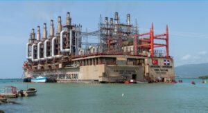Vista de una de las barcazas de Karpowership en Azua, encargadas de suministrar energía eléctrica desde el mar.