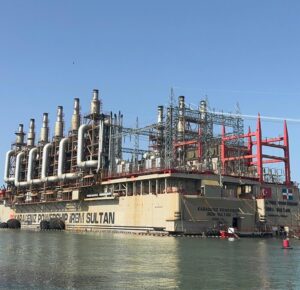 Vista de una de las barcazas de Karpowership en Azua, encargadas de suministrar energía eléctrica desde el mar.