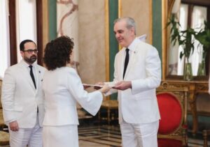 El presidente Luis Abinader recibe las cartas credenciales de la embajadora del Reino de España, S.E. Lorea Arribalzaga Ceballos, durante un acto protocolar celebrado en el Palacio Nacional.