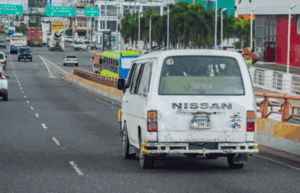 Guagua pública circulando por las calles de la ciudad, transportando a usuarios en su rutina diaria.