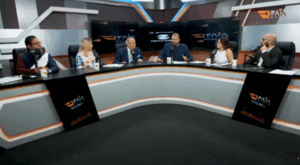 Charlie Mariotti junto al panel de comunicadores durante su participación en un espacio radial, donde debatió sobre la crisis eléctrica, Punta Catalina y el rumbo del PLD.