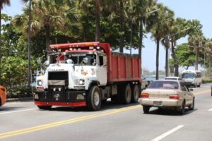 La medida permitirá a los vehículos de carga transitar por rutas específicas sin afectar las vías restringidas del Distrito Nacional y Santo Domingo.