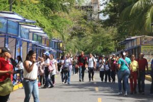 Público de todas las edades disfruta de las actividades literarias y culturales durante la Feria Internacional del Libro Santo Domingo