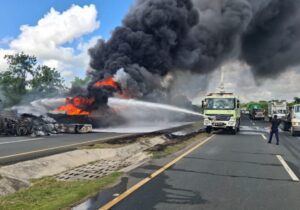 Bomberos trabajan para controlar el incendio del camión tanquero y evitar una tragedia mayor.