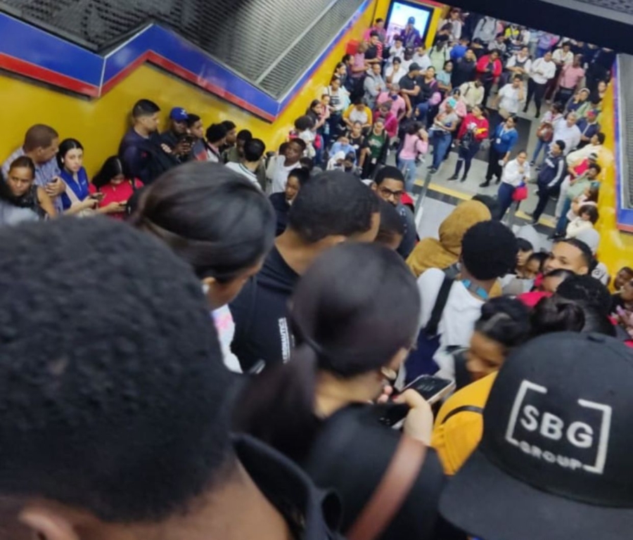 Usuarios del metro abarrotan estaciones.