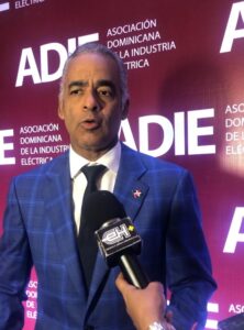 El ministro Joel Santos conversa con EH+ sobre reservas minerales y el impacto económico del oro, durante el evento de la ADIE.